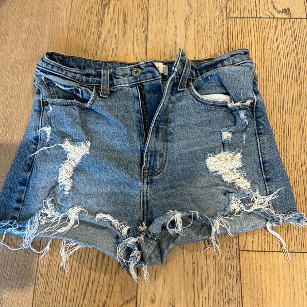 Abercrombie & Fitch high rise mom shorts in medium destroy wash, size 26 / 2